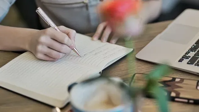 kennisbank documenten schrijvend iemand 653x367 2f7622bb